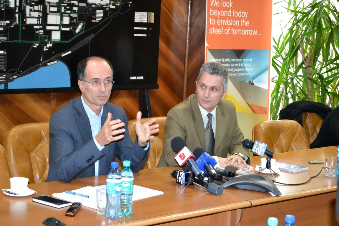 Bruno Ribo, directorul general al ArcelorMittal Galaţi şi Dorian Dumitrecu, prutătorul de cuvânt al companiei. Foto Marius Mototolea