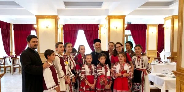 Arhiepiscopul Casian înconjurat de copii FOTO Daniel Lare
