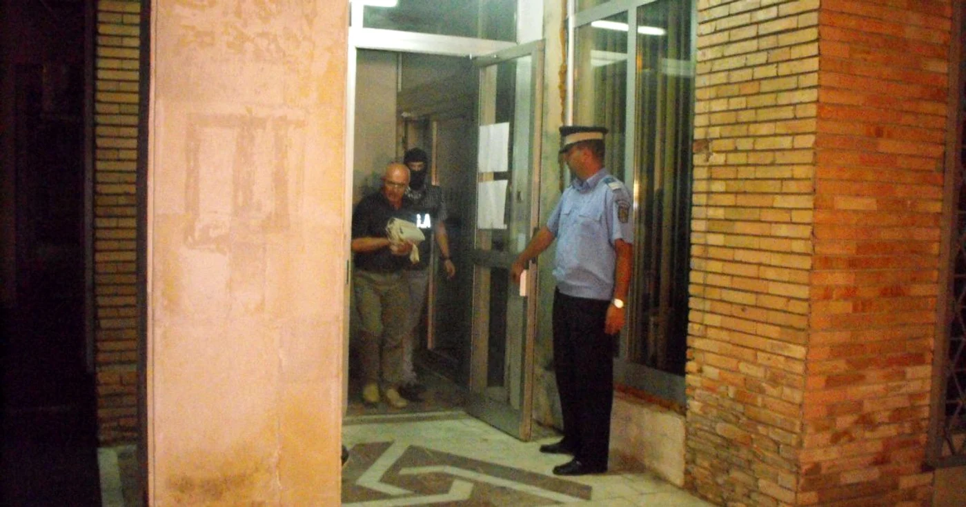 Profesorul acuzat de luare de mită la ieşire din Parchet