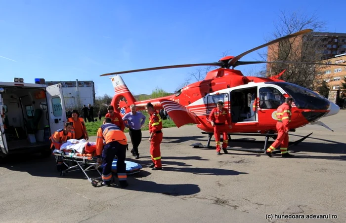 Fetiţa a fost transportată cu une elicopter la o clinică din Târgu Mureş. FOTO: Daniel Guţă. ARHIVĂ.