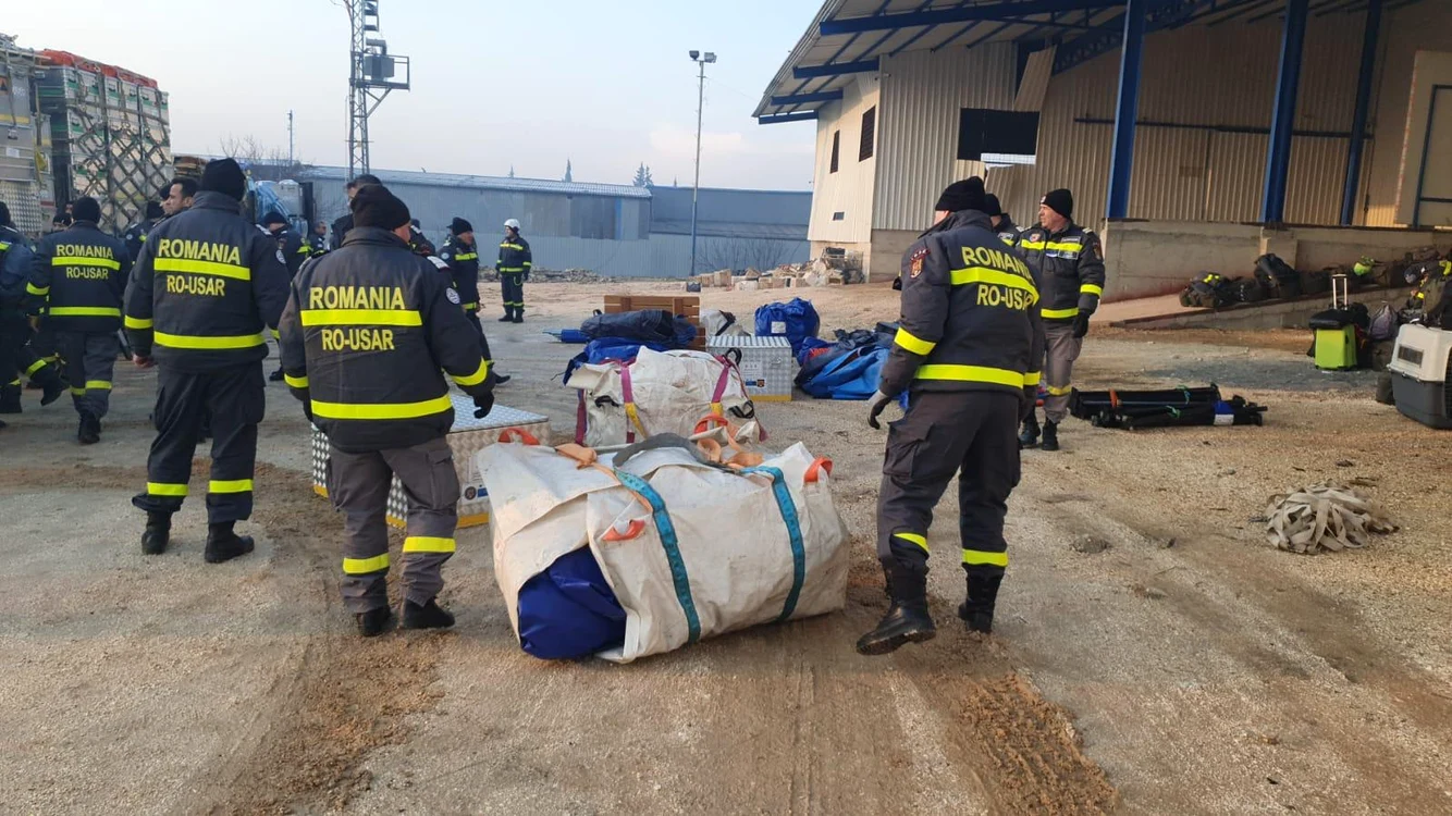Salvatorii români sunt în provincia Hatay din Turcia. FOTO IGSU