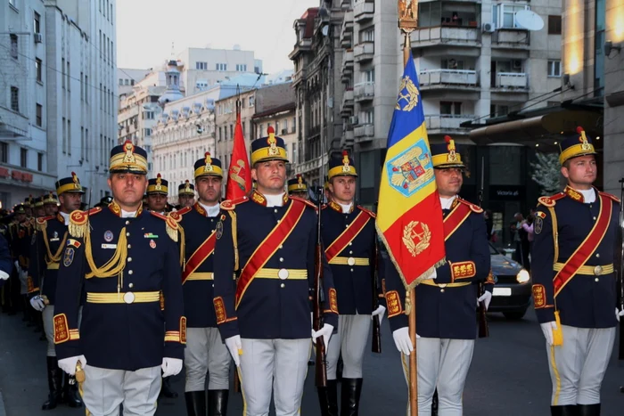 Parada forţelor militare terestre a început din faţa Cercului Militar. FOTO forter.ro