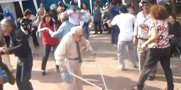 batranel danseaza
