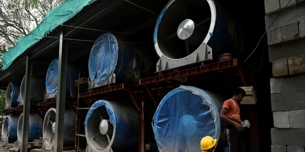 Turn cu ventilatoare construit in New Delhi India FOTO AFP/ Money Sharma