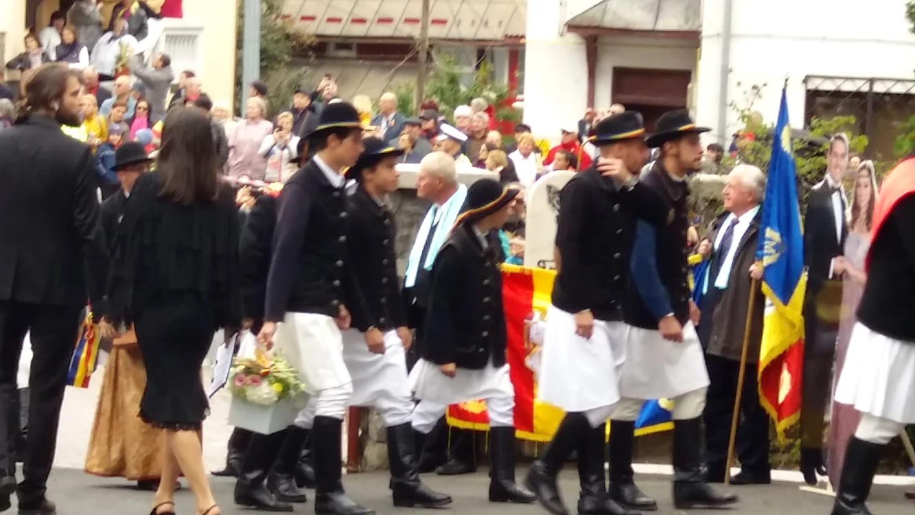 Junii Brașovului vor însoți caleasca cu cei doi miri după slujba religioasă