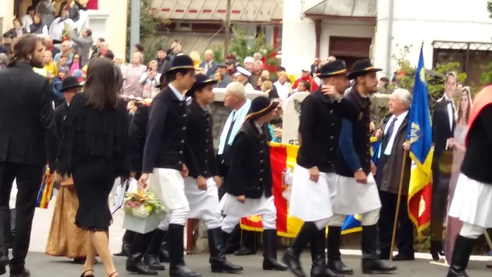 Junii Brașovului vor însoți caleasca cu cei doi miri după slujba religioasă