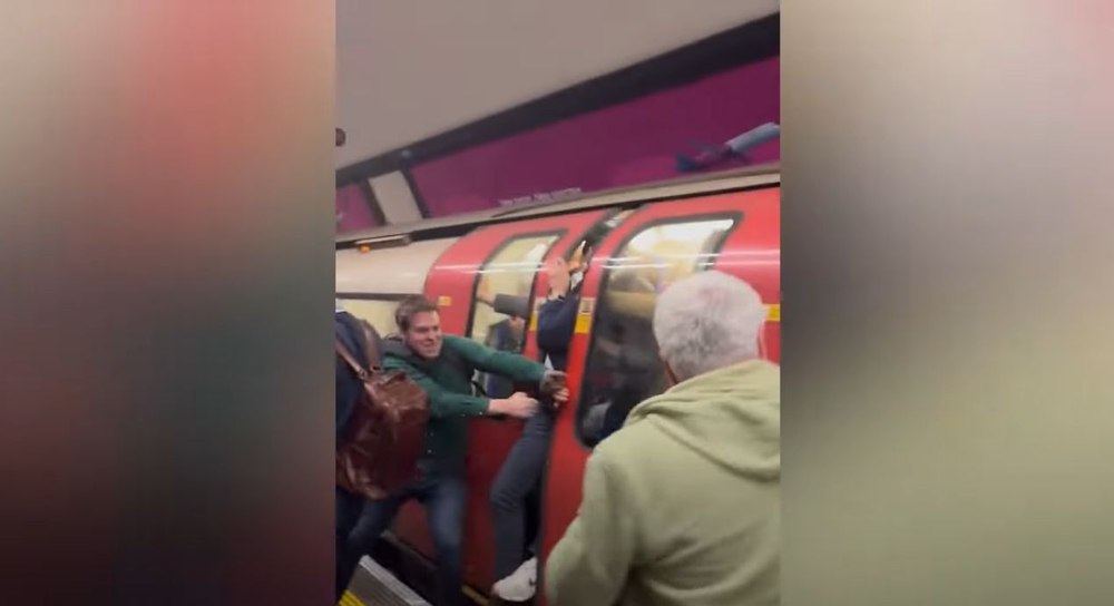Momente de panică la metroul din Londra. Momentul în care pasagerii sparg geamurile și încearcă să iasă VIDEO