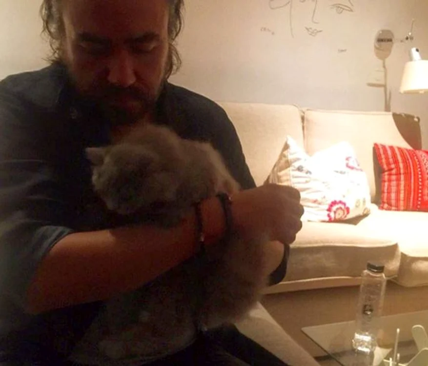 Atunci când e plecată Alice, Bobby Păunescu se ocupă de felină, deşi are alergie la pisici
