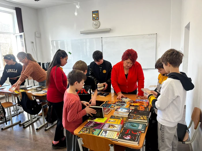 Profesoara de română îi încurajează pe elevi să citească. Sursa foto: prof. Delia Petran