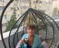 Își bea cafeaua în balcon 