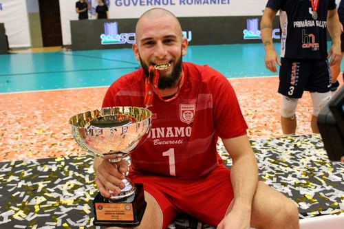 Bela Bartha, cu trofeul Supercupei României la volei