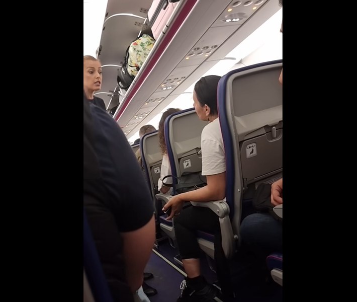 O româncă a fost obligată să coboare din avion, după o ceartă - VIDEO