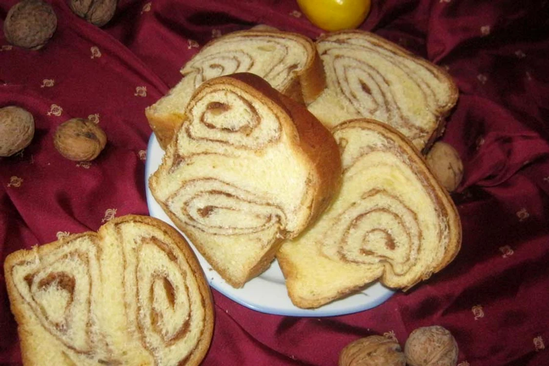
    Cozonac cu cremă de nucă  