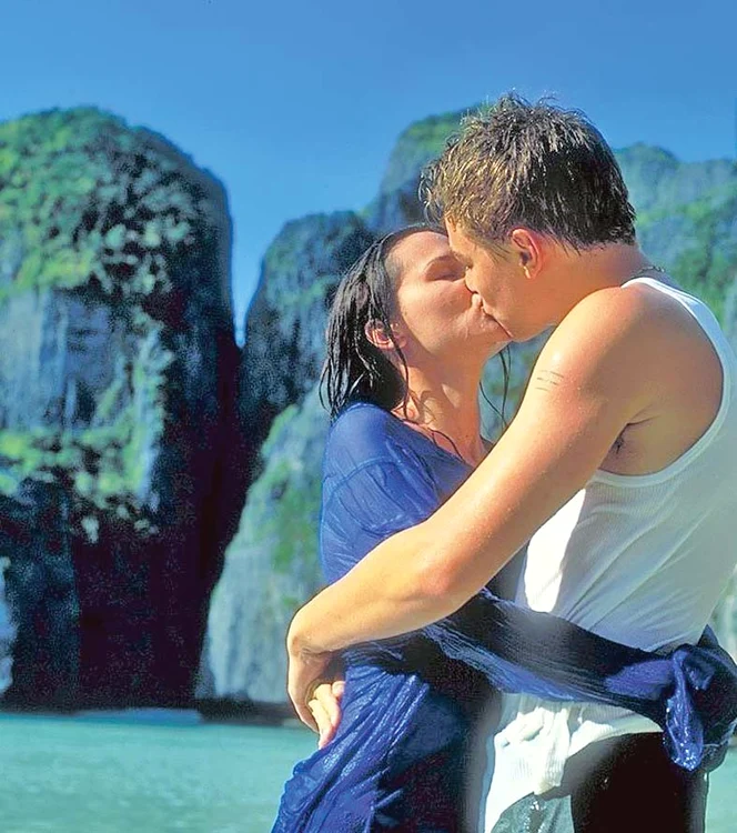 Locul 5: Leonardo DiCaprio (40 de ani) a fost făcut de râs de actriţa Virgine Ledoyen (38 de ani), partenera sa din “Plaja”, că gura sa “are un miros ciudat şi e neplăcută la sărut”.