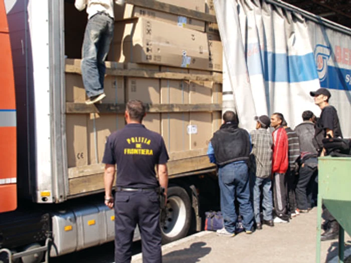 Arad: Val de migranţi cu identităţi false