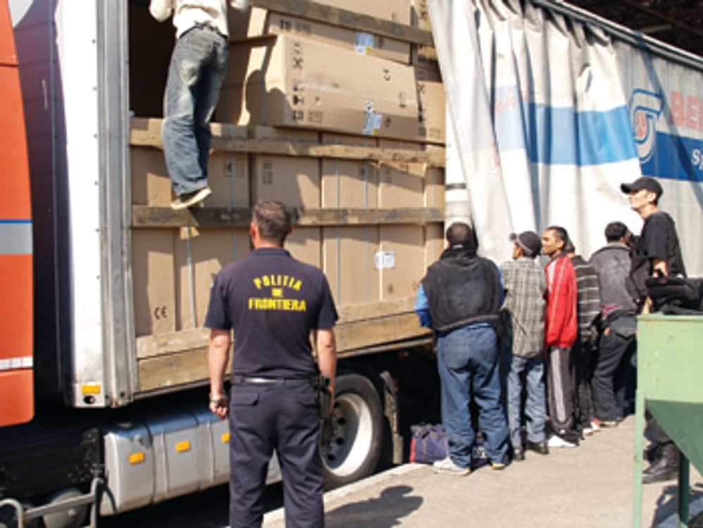 Arad: Val de migranţi cu identităţi false