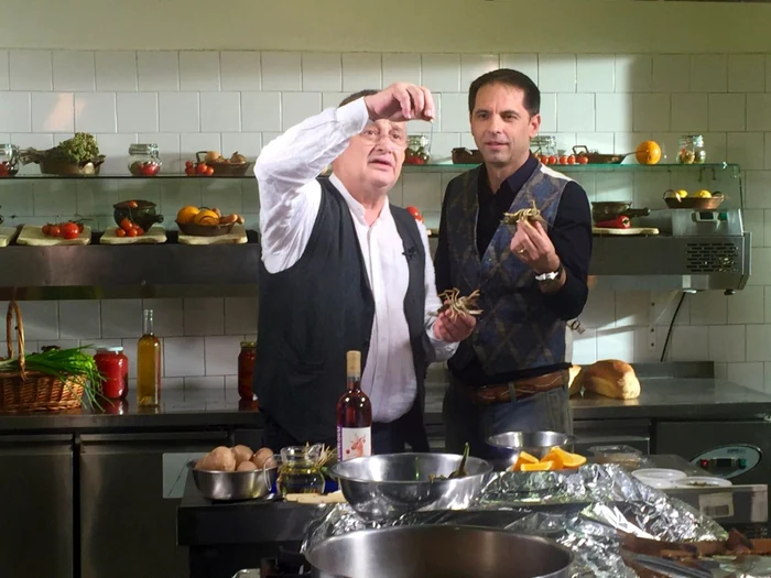 Mircea Dinescu îl surprinde pe Dan Negru cu o mâncare specială FOTO TVR 1