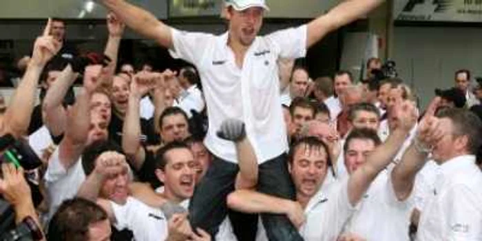 FORMULA 1: Jenson Button s-a transformat din play-boy în pilot