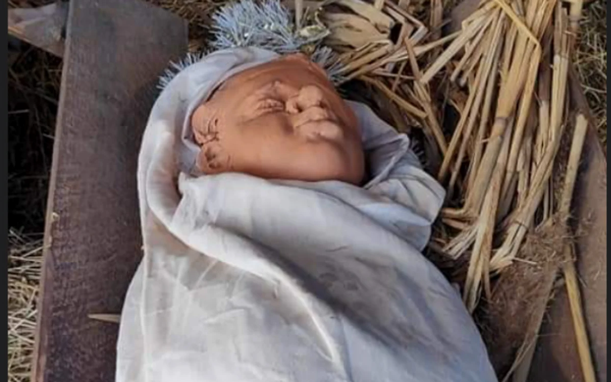 Păpuşa înfăţişându-l pe pruncul Isus la târgul de Crăciun din Slatina FOTO Ana Popescu