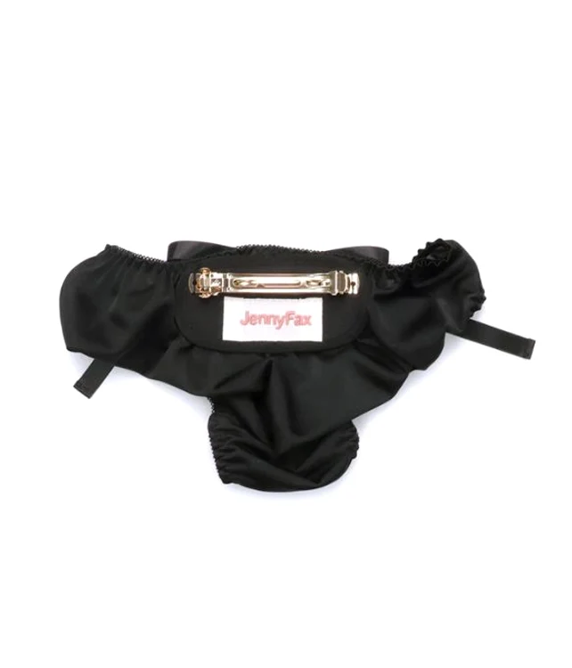 Chiloții au fost lipiți de o agrafă metalică (Foto: JennyFax)