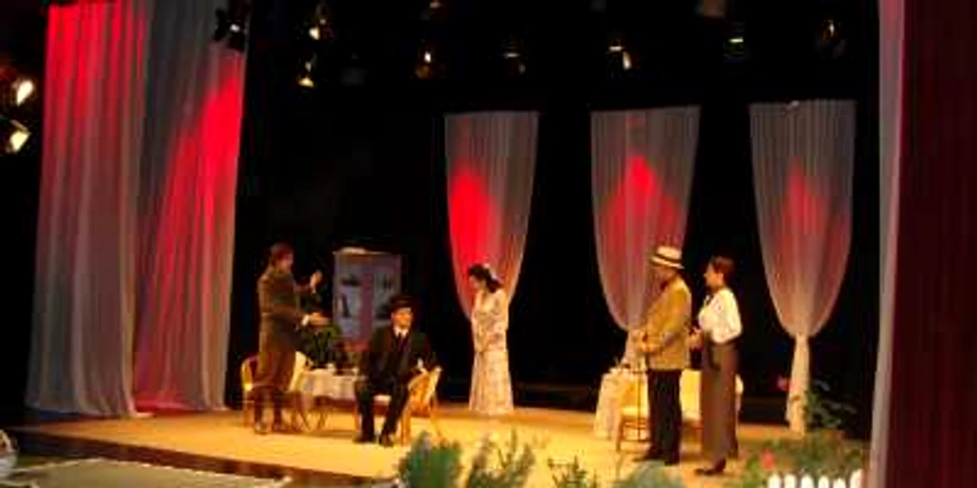 Actorii teatrului Anton Pann interpretand piesa „Ce inseamna sa fii onest”