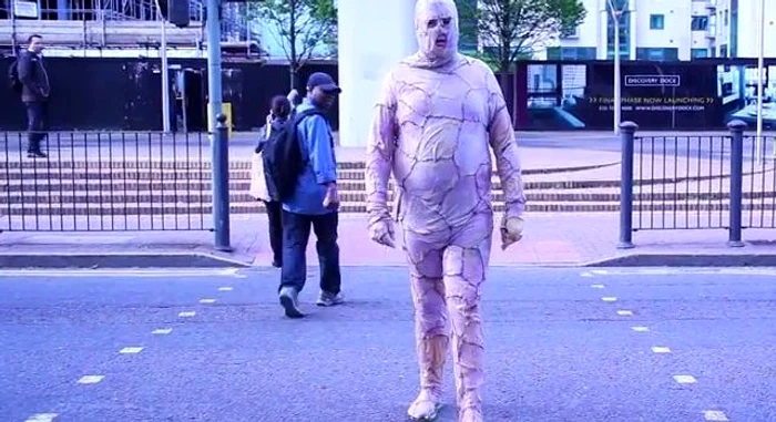 Bărbatul susţine că plimbarea lui prin Londra e parte a unui proiect artistic
