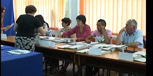 Oamenii au fost surprinşi în timp ce introduceau voturi cu duiumul in urne