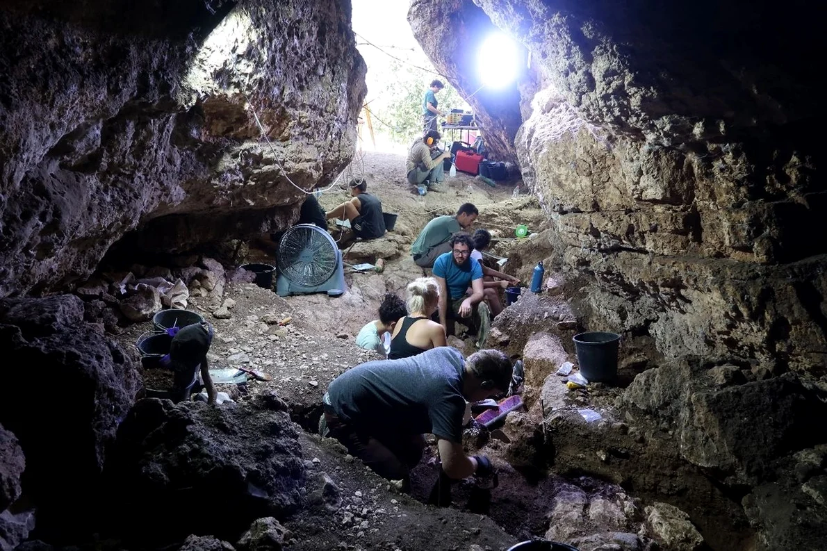 Săpături arheologice în peștera Tinshemet (© Yossi Zaidner / The Times of Israel)