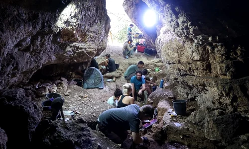 Săpături arheologice în peștera Tinshemet (© Yossi Zaidner / The Times of Israel)