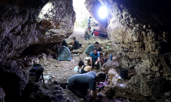 Săpături arheologice în peștera Tinshemet (© Yossi Zaidner / The Times of Israel)