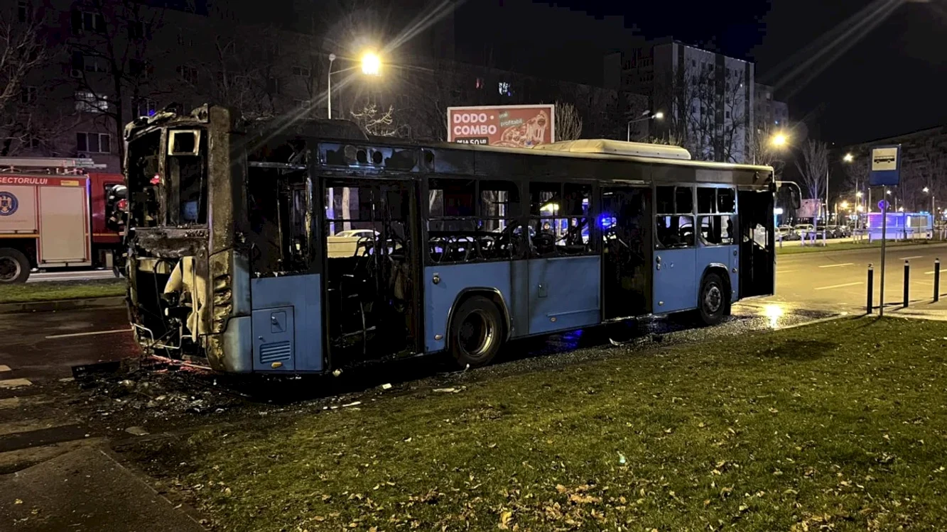 Autobuzul STB a luat foc și a ars pe Strada Romancierilor