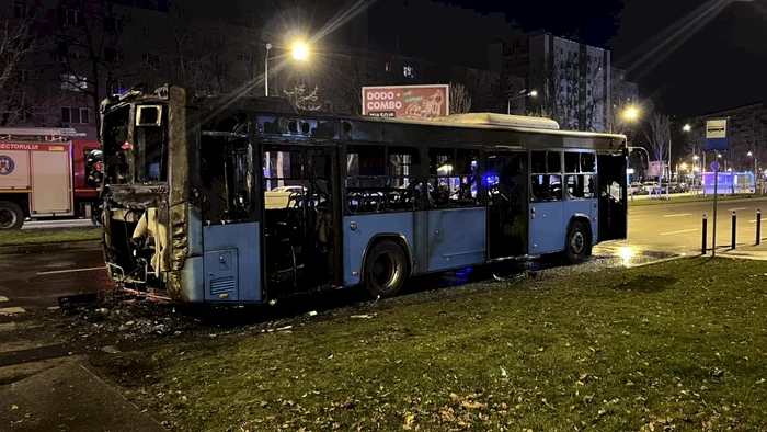 foto autobuz STb distrus în incendiu