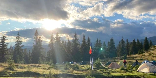 Exploratori de la un club local al Cercetaşilor României pe „Drumul călugărului” - în camping la Mănăstirea Alina - Vf lui Roman - Vâlcea Foto Adevărul