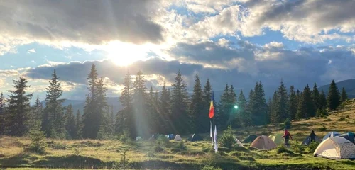 Exploratori de la un club local al Cercetaşilor României pe „Drumul călugărului” - în camping la Mănăstirea Alina - Vf lui Roman - Vâlcea Foto Adevărul 