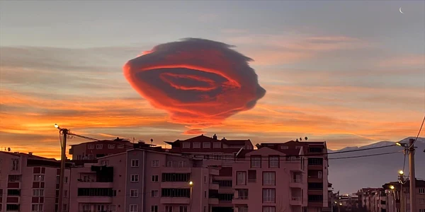 Nor asemănător unui OZN, văzut în Turcia Foto: Twitter/ @vegastarr