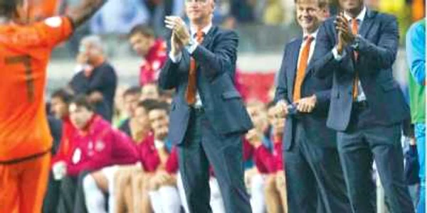 Van Gaal (centru) e încrezător că puştii promovaţi vor duce Olanda în Brazilia  