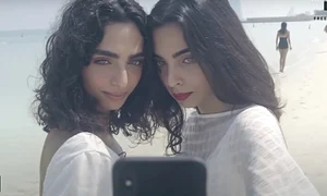 Cele două prietene, Lana şi Bianca, s au văzut, faţă în faţă, pe o plajă din Dubai jpeg