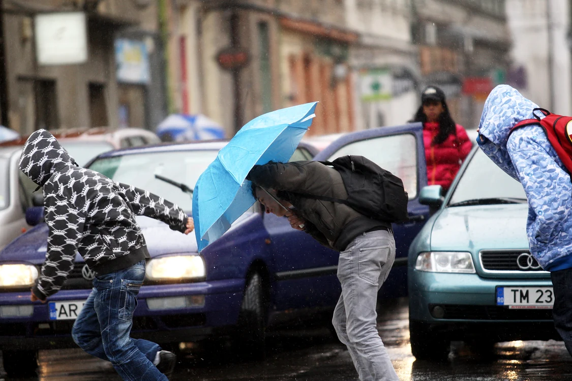 
    Meteorologii au emis ”cod galben” de ploi torențiale, până miercuri  