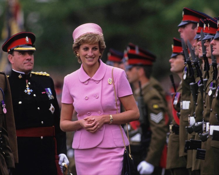 Peste 100 de piese de vestimentaţie din garderoba Prinţesei Diana vor fi scose la o licitație online la sfârşitul lunii iunie