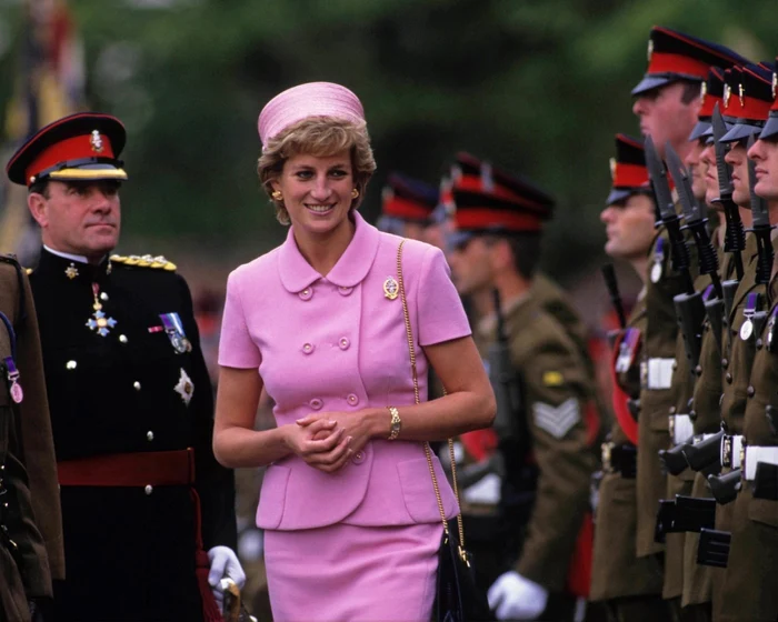 Peste 100 de piese din Garderoba Prinţesei Diana vor fi scoase la licitaţie. FOTO: arhivă