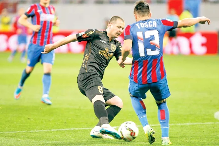 
    Zicu a marcat golul unei  victorii care poate aduce titlul pentru ASA Tg. MureşFoto: David Muntean  