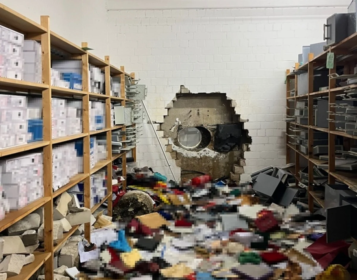 Jaf ca în filme la o bancă din Germania. Hoții au spart un perete şi seiful cu o bormașină industrială și au furat 30 de milioane de euro