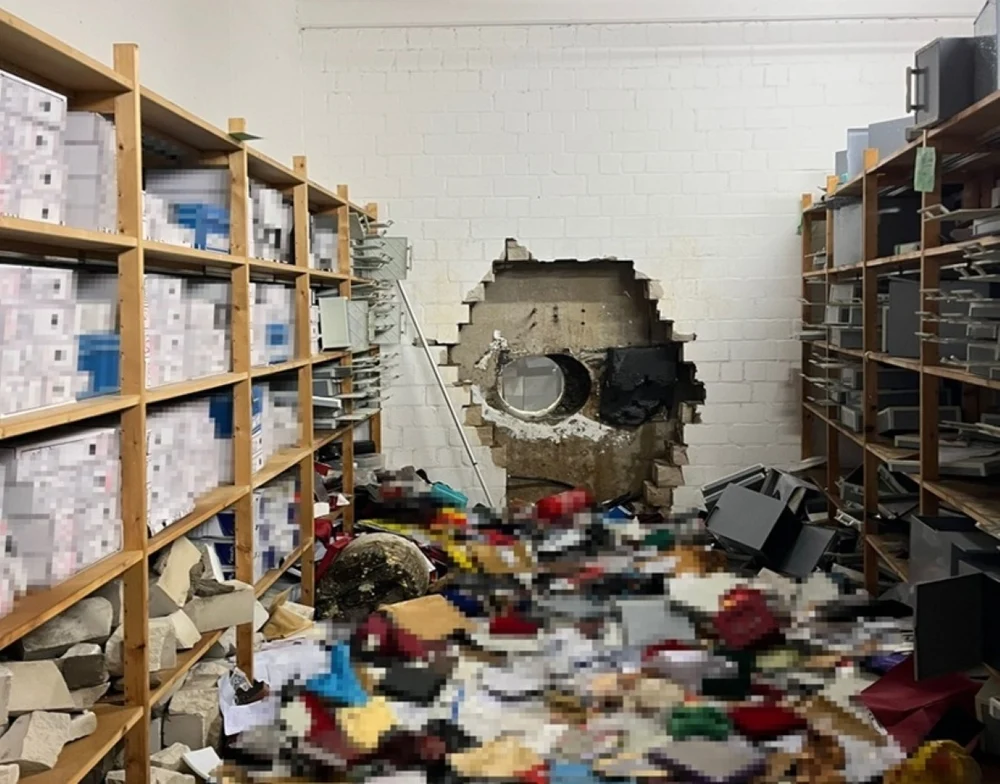 Jaf ca în filme la o bancă din Germania. Hoții au spart un perete şi seiful cu o bormașină industrială și au furat 30 de milioane de euro