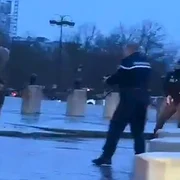 un barbat ameninta ca cutitul in centrul parisului caotura video jfif