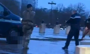 un barbat ameninta ca cutitul in centrul parisului caotura video jfif