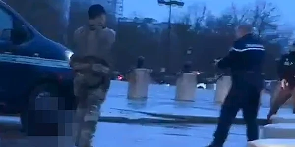 un barbat ameninta ca cutitul in centrul parisului caotura video jfif