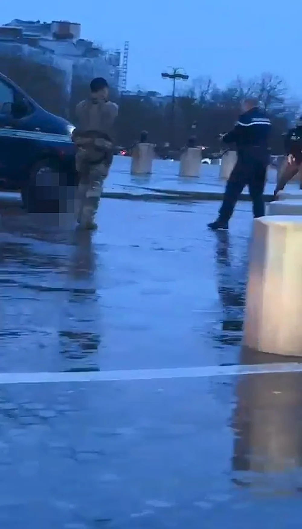 Atac cu cuțitul la Arcul de Triumf din Paris. Suspectul, împușcat de un jandarm, în stare critică