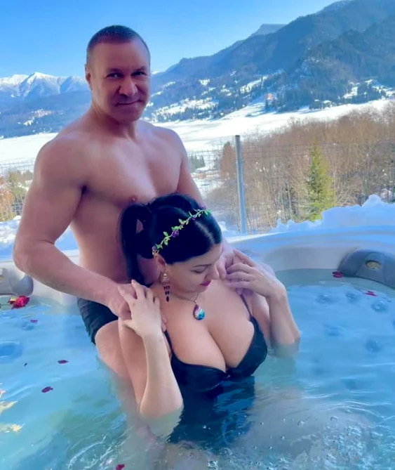 Alin Oprea şi Medana s-au bucurat de jacuzzi foto: Facebook