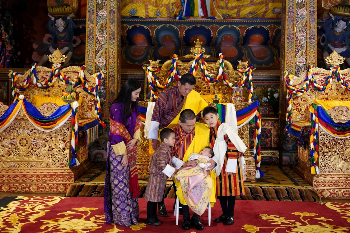 Familia Regală a Bhutanului, alături de fostul Rege, bunicul micii prințese. FOTO: Casa Regală