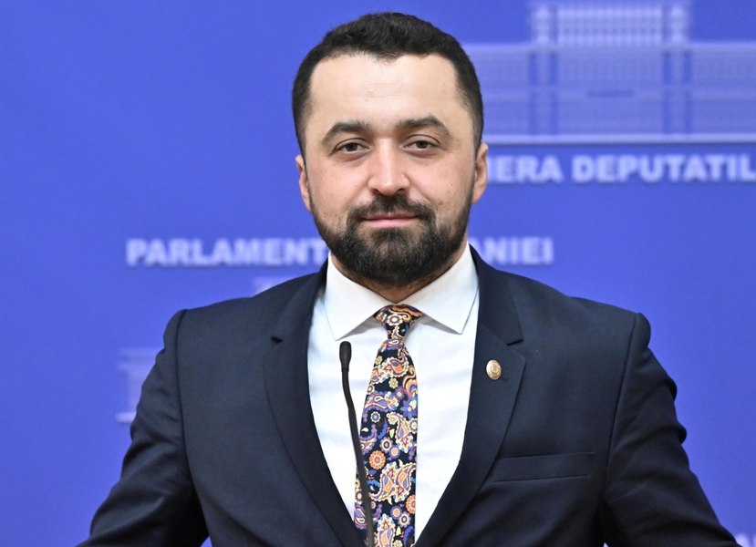 Cine este deputatul anchetat de poliţie după ce s-a filmat desenând un chenar cu numele Dianei Şoşoacă pe buletinul de vot